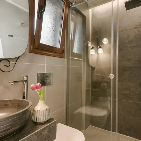 Ξενοδοχείο με διαμερίσματα Paramithenio Village & 4*