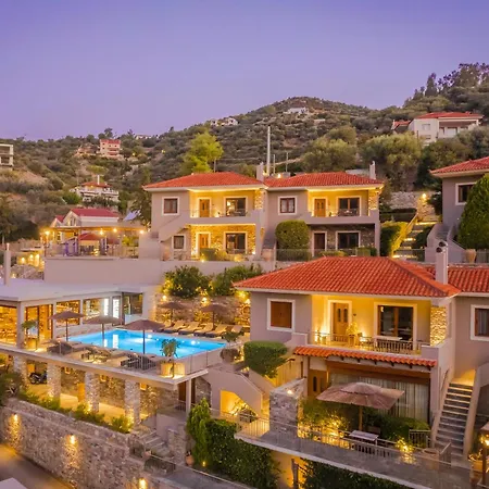 Ξενοδοχείο με διαμερίσματα Paramithenio Village & 4*