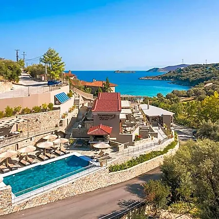 מלון דירות Paramithenio Village & 4*